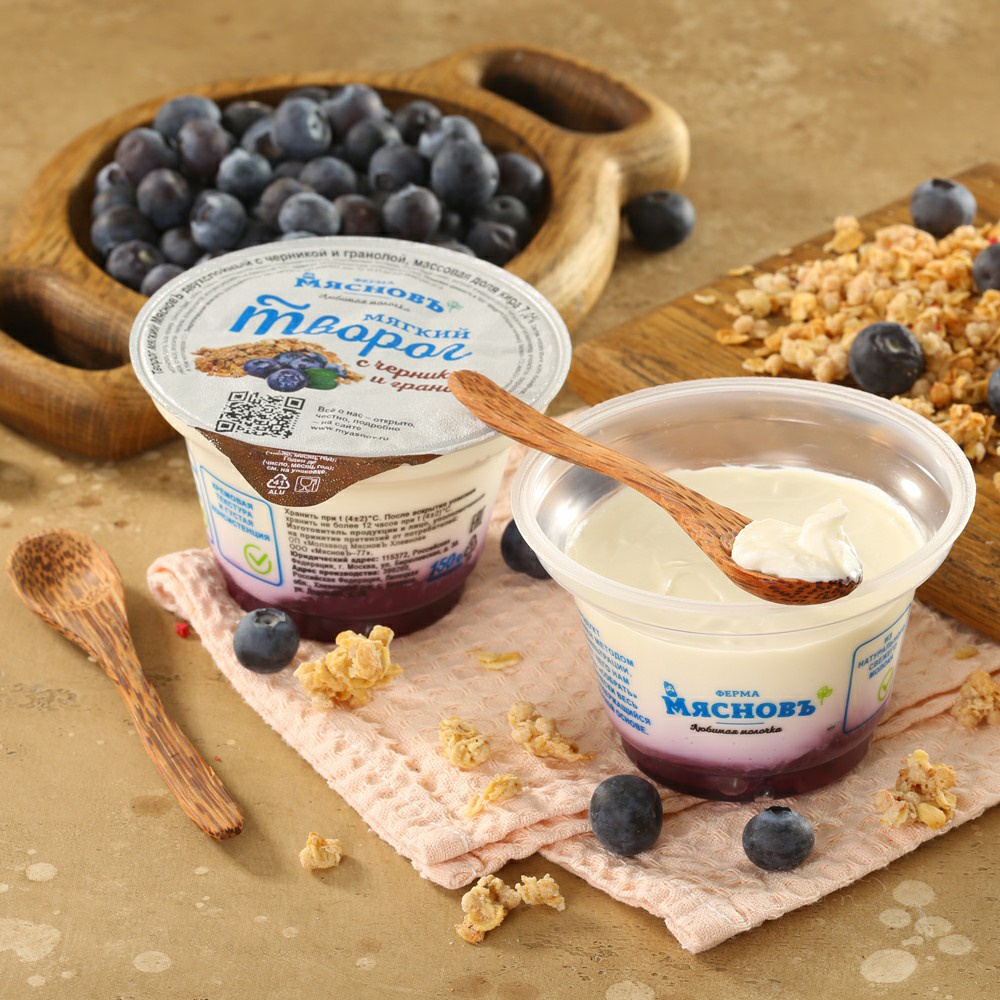 Творог мягкий двухслойный МясновЪ ФЕРМА с черникой и гранолой 7% 150 г