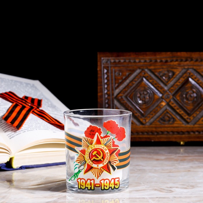 Свеча памяти в подсвечнике 9 мая