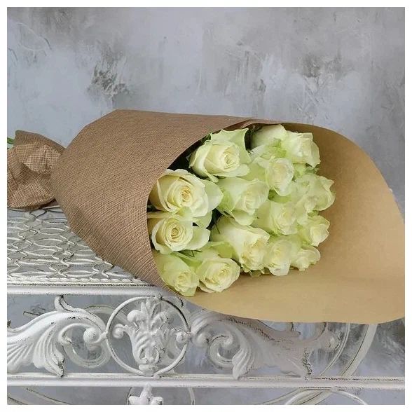 Букет живых цветов из 15 белых роз 40см в крафте, Букет Маркет,15 роз 40 см,R0018