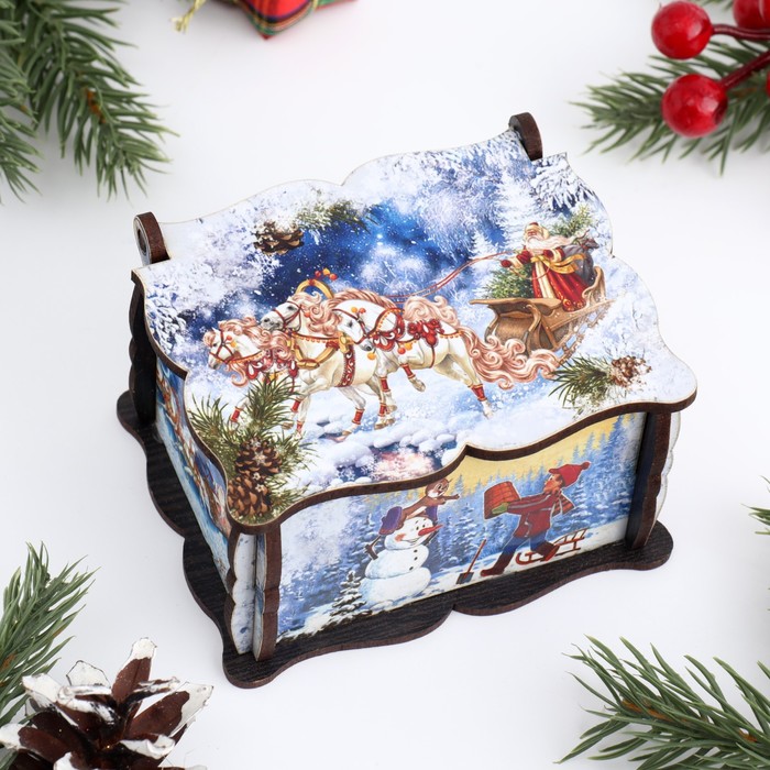 

Шкатулка новогодняя с 14-ю елочными игрушками внутри "Тройка", размер шкатулки 9,5х5,7х7,5, Разноцветный