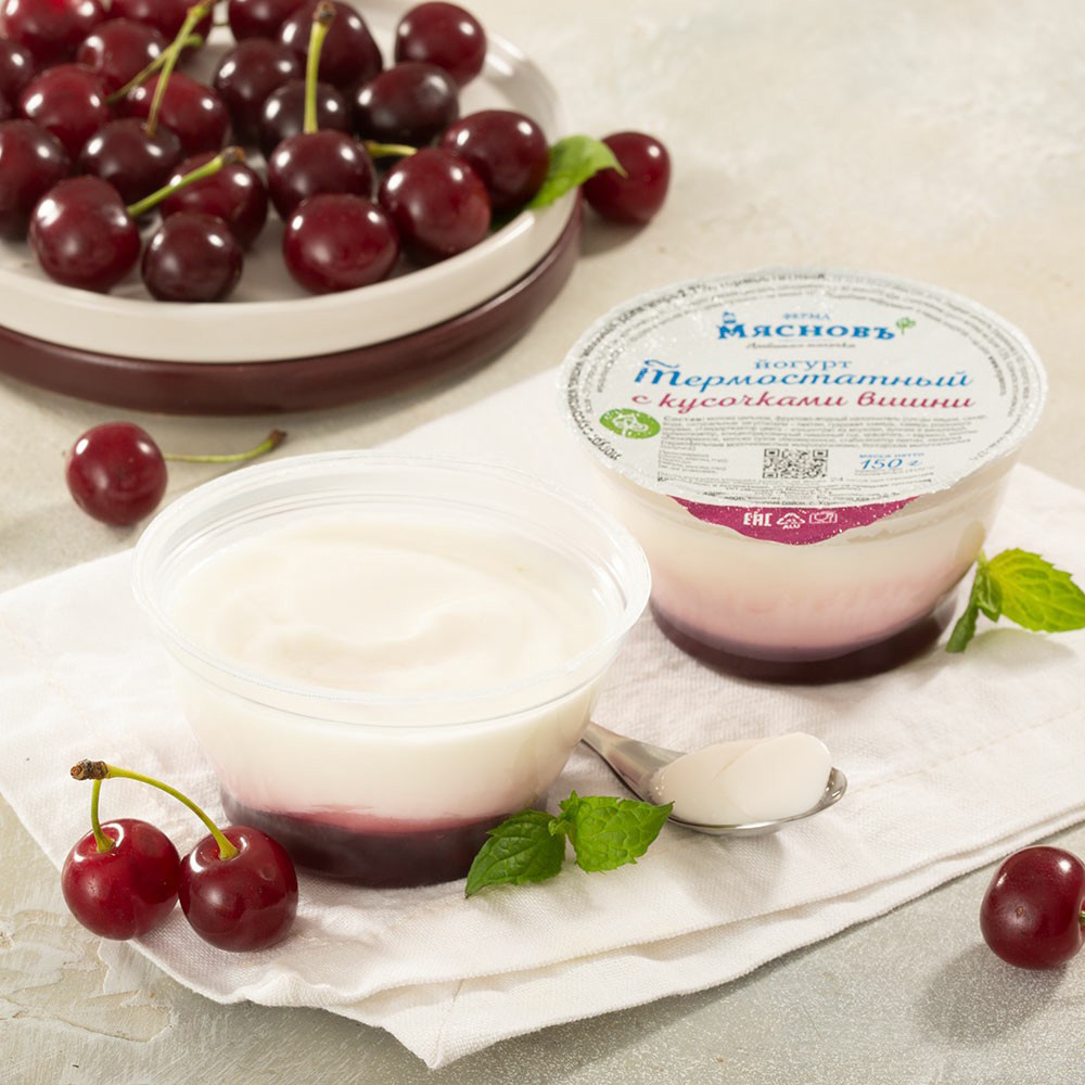 Йогурт МясновЪ ФЕРМА 2,7% термостатный с кусочками вишни 150 г