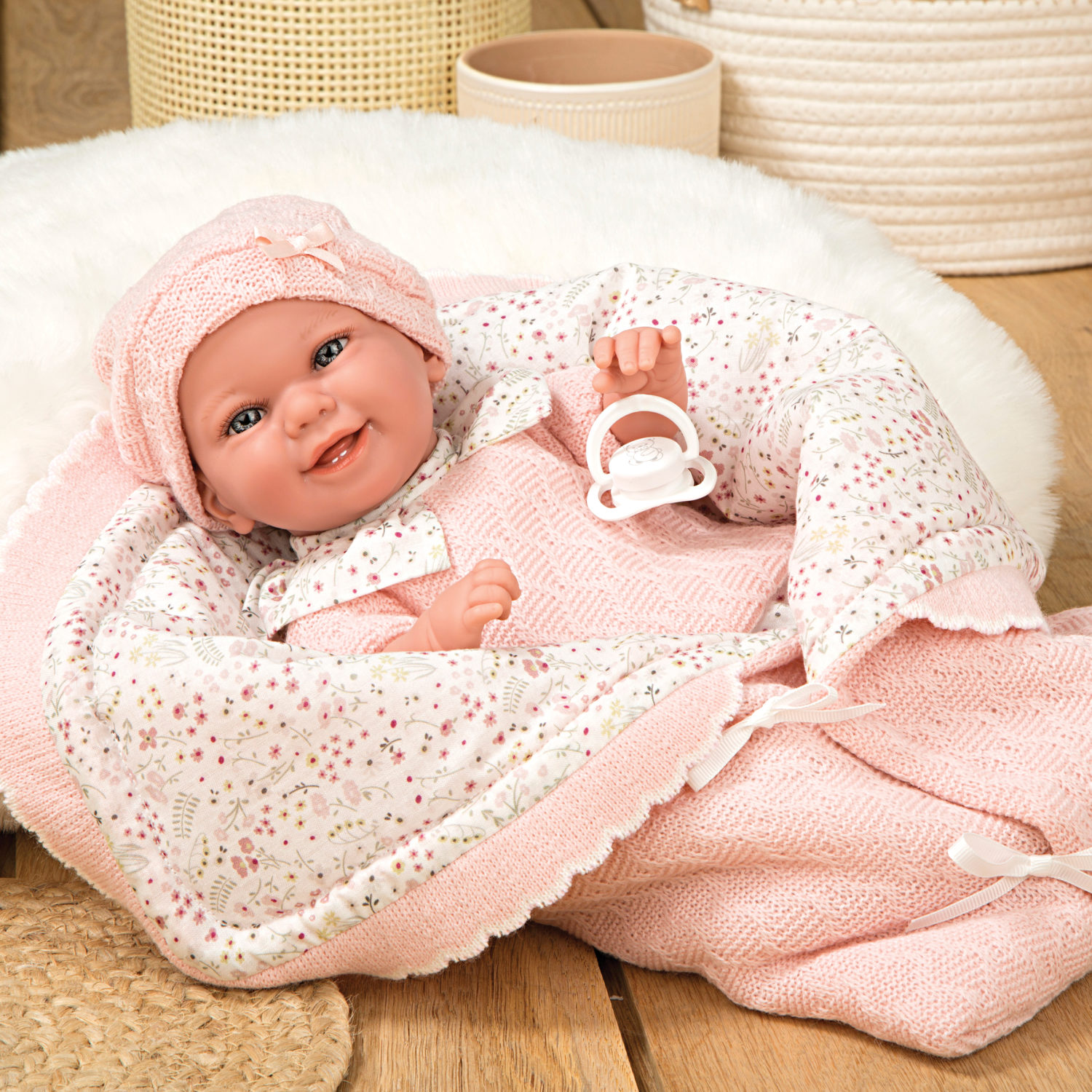 Пупс Arias ELEGANCE мягкая 35 см в одежде с соской и розовым одеялом мягкая игрушка drema babydou мишка в шарфе с белым и розовым шумом
