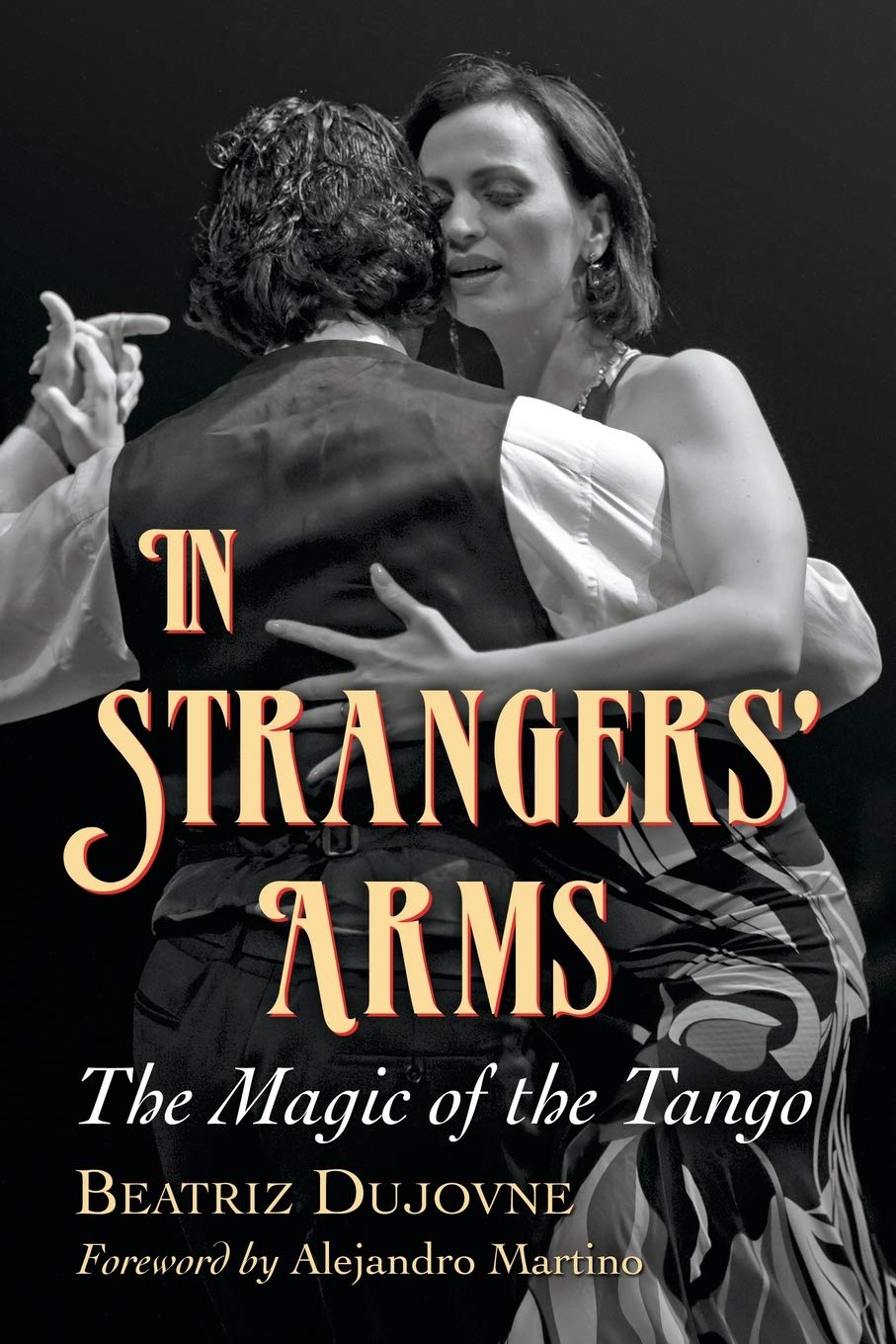 

In strangers` arms. Dujovne, Beatriz