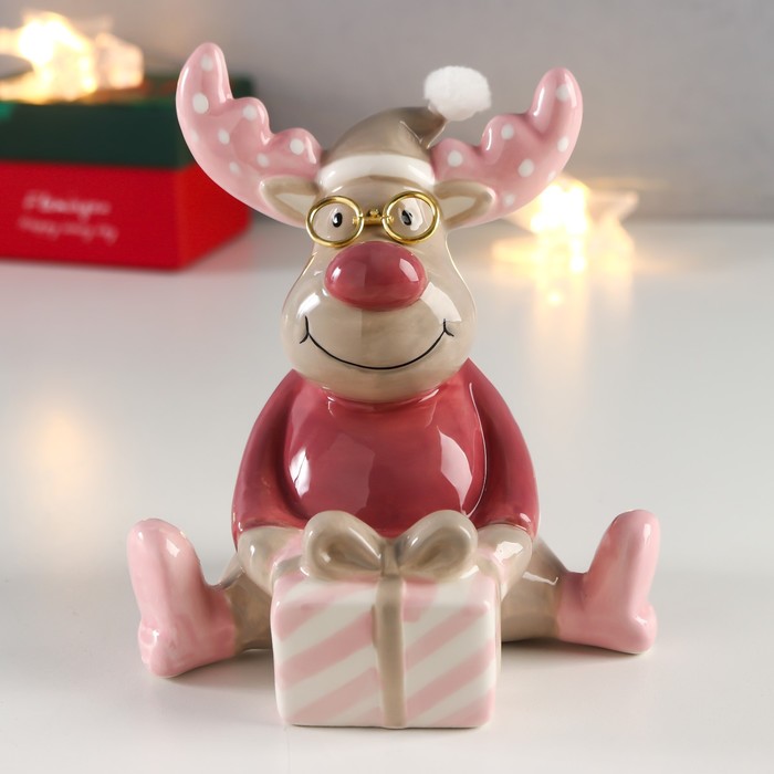 

Новогодняя фигурка Лосик в очках с подарком 6436042 1 шт., Лосик в очках с подарком