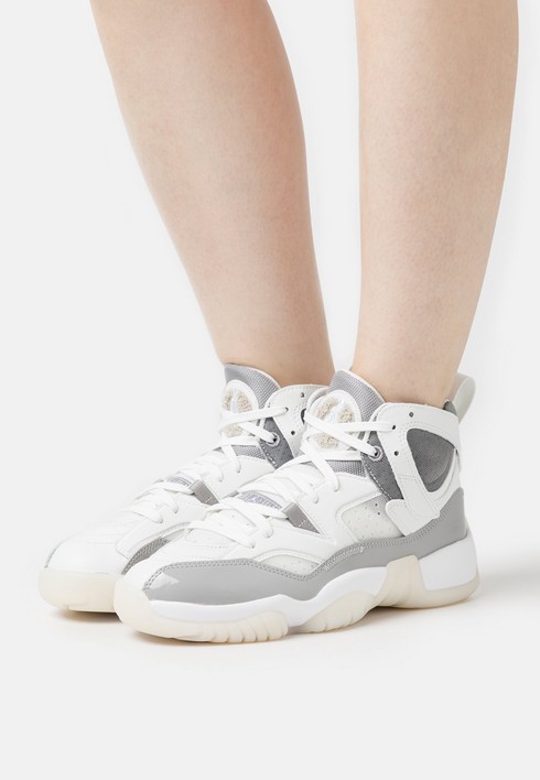 

Кроссовки женские Jordan Jumpman Two Trey белые 37.5 EU (доставка из-за рубежа), Белый, Jumpman Two Trey