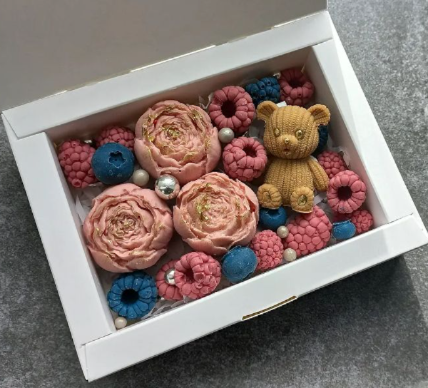 

Набор шоколада Мишка с пионами и ягодами ShokoTrendy, 250 г, Набор шоколада