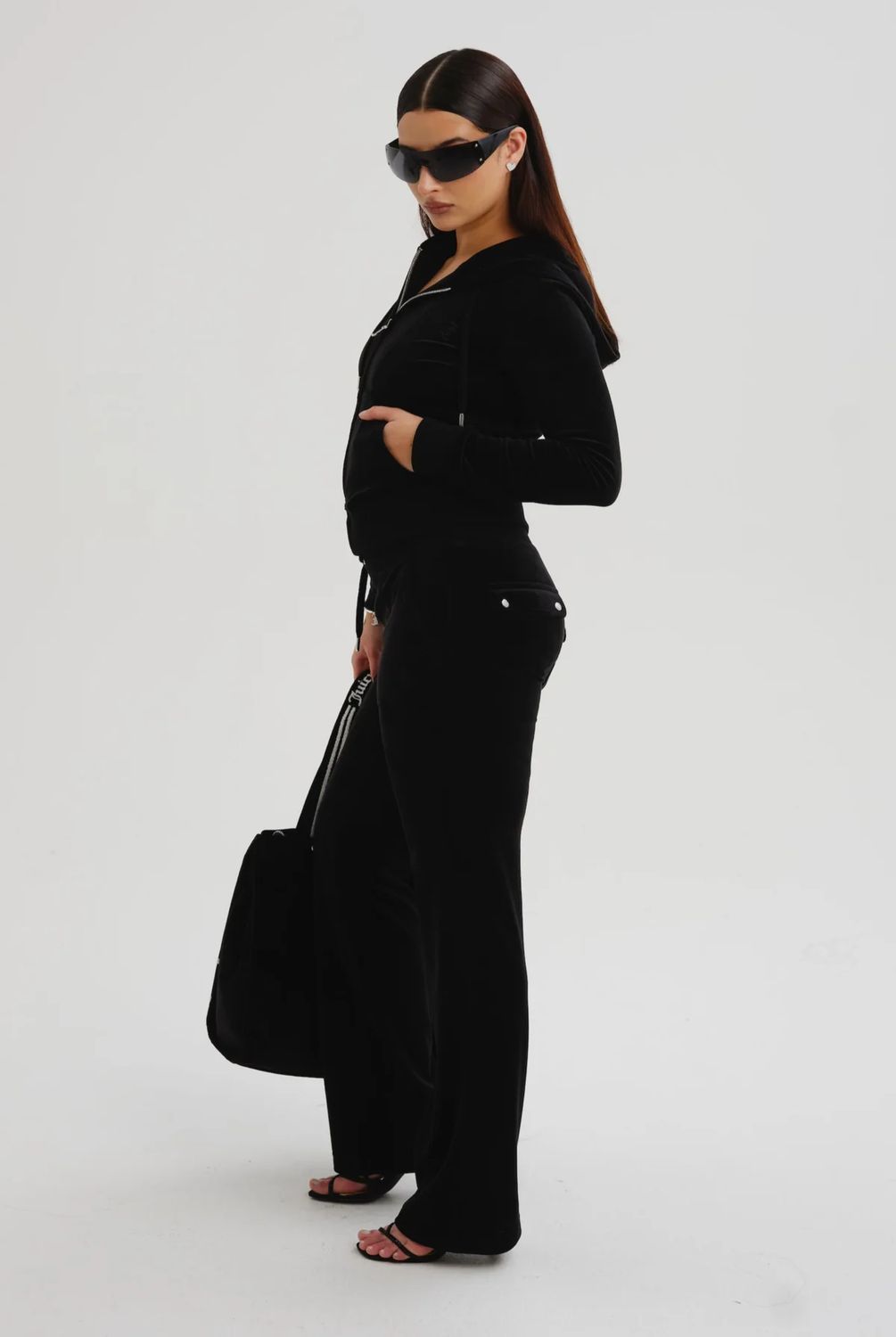 

Спортивные брюки женские Juicy Couture JCAP180 черные 40 RU, Черный, JCAP180