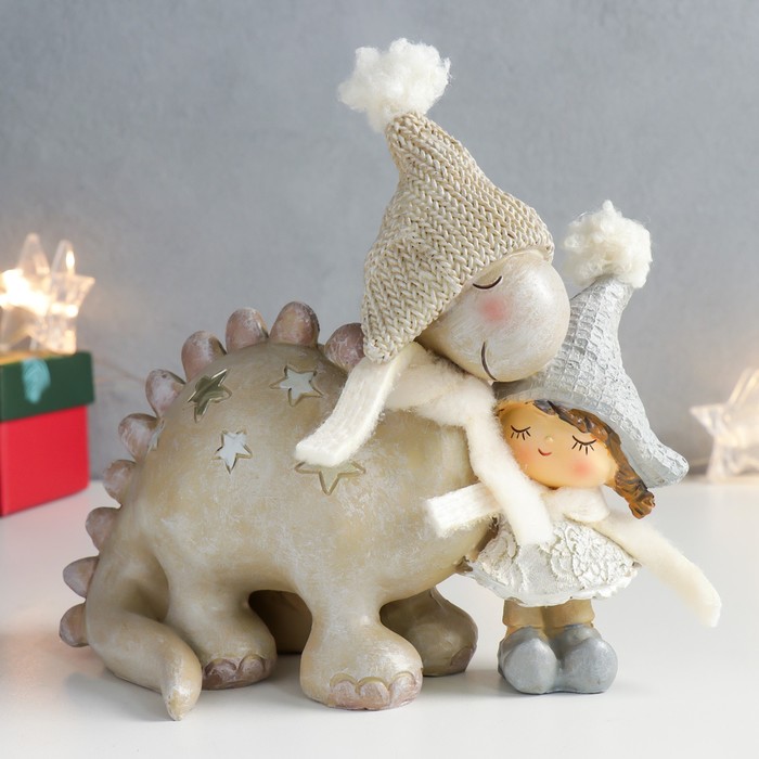 

Новогодняя фигурка Девочка со звездным динозавриком 7669109 1 шт., Девочка со звездным динозавриком