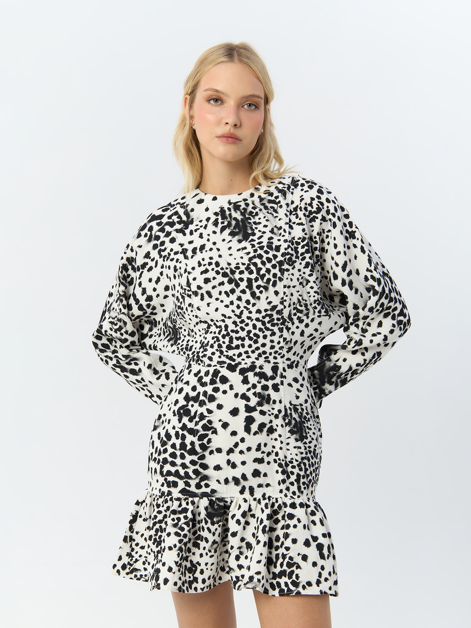 

Платье женское H&M 924161001, черно-белое, M, Белый, 924161