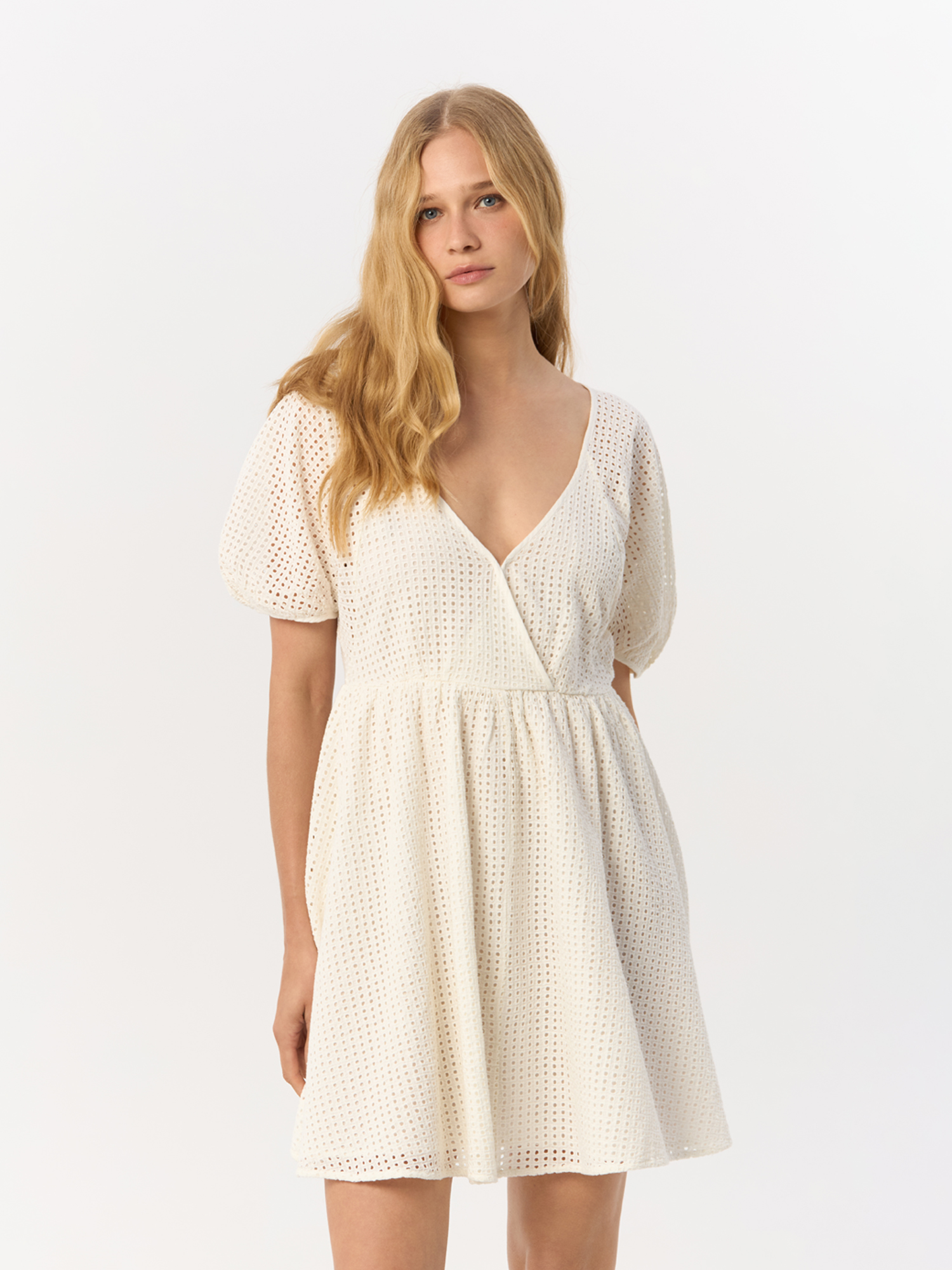 

Платье женское H&M 896375001 белое 40 EU, Белый, 896375001