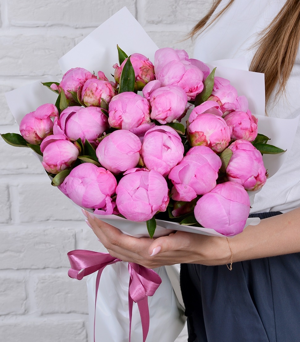

Букет Studio Floristic из розовых пионов 19 шт Сногшибательной