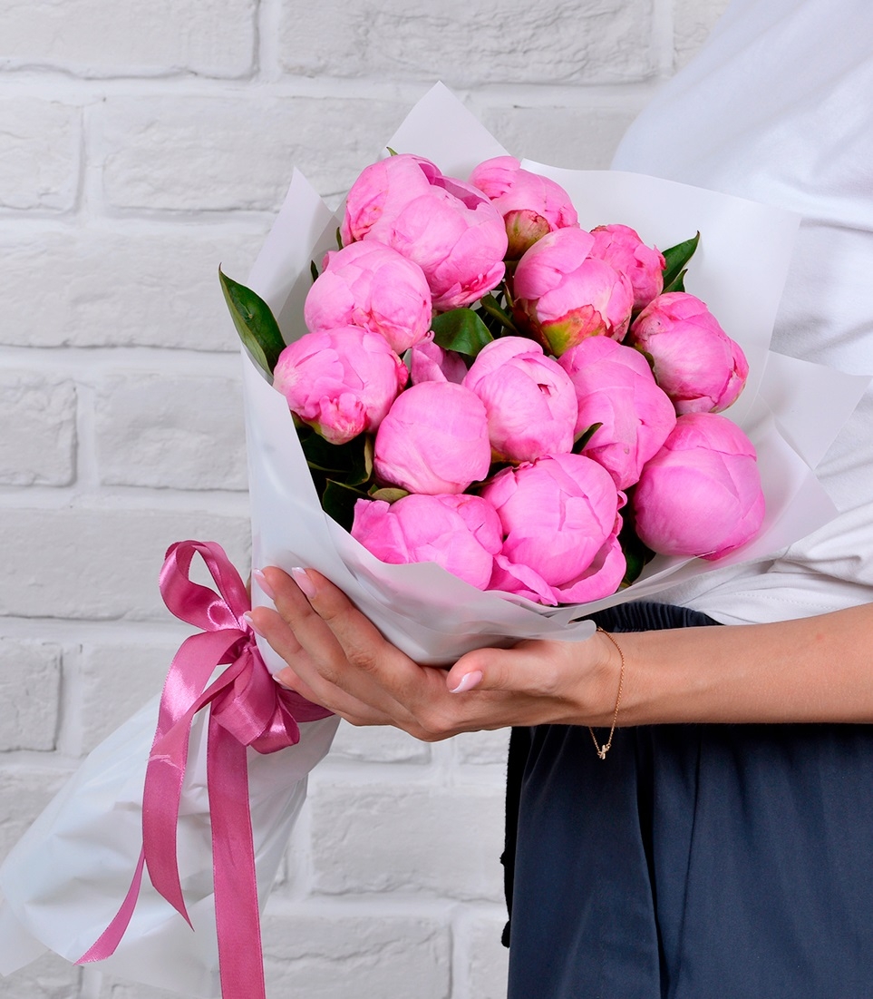 

Монобукет Studio Floristic пион 28 см x 40 см 13 шт. розовый 4239, Розовая страсть