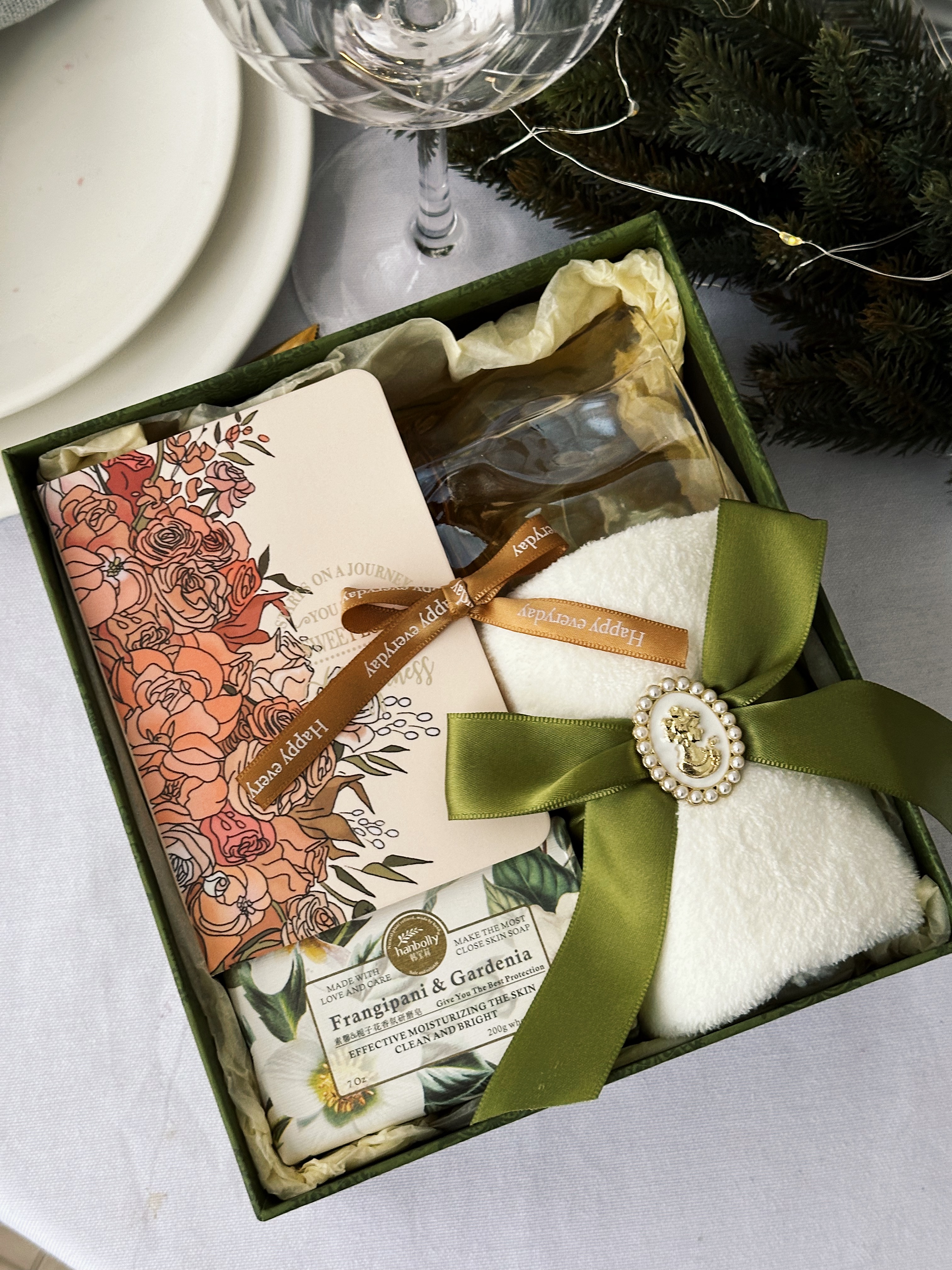

Подарочный набор My Joy Box BoxGreenNew из 6 предметов в праздничной коробке