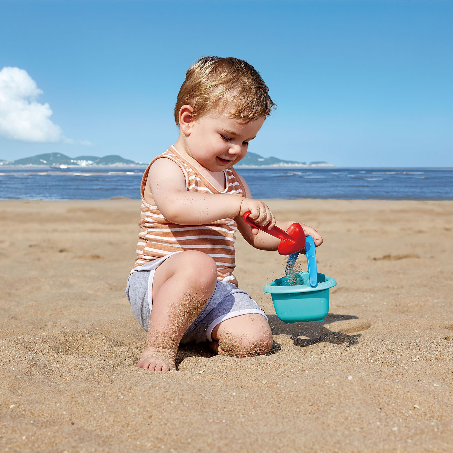 Игрушка для песка (море, песочница) - синее треугольное ведерко, совок Hape E4089_HP