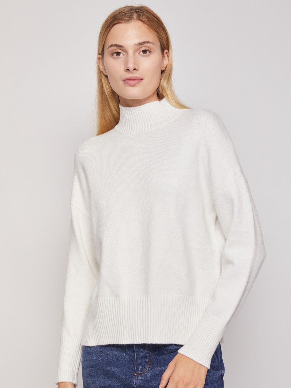 фото Однотонный вязаный свитер zolla, цвет молоко, размер m
