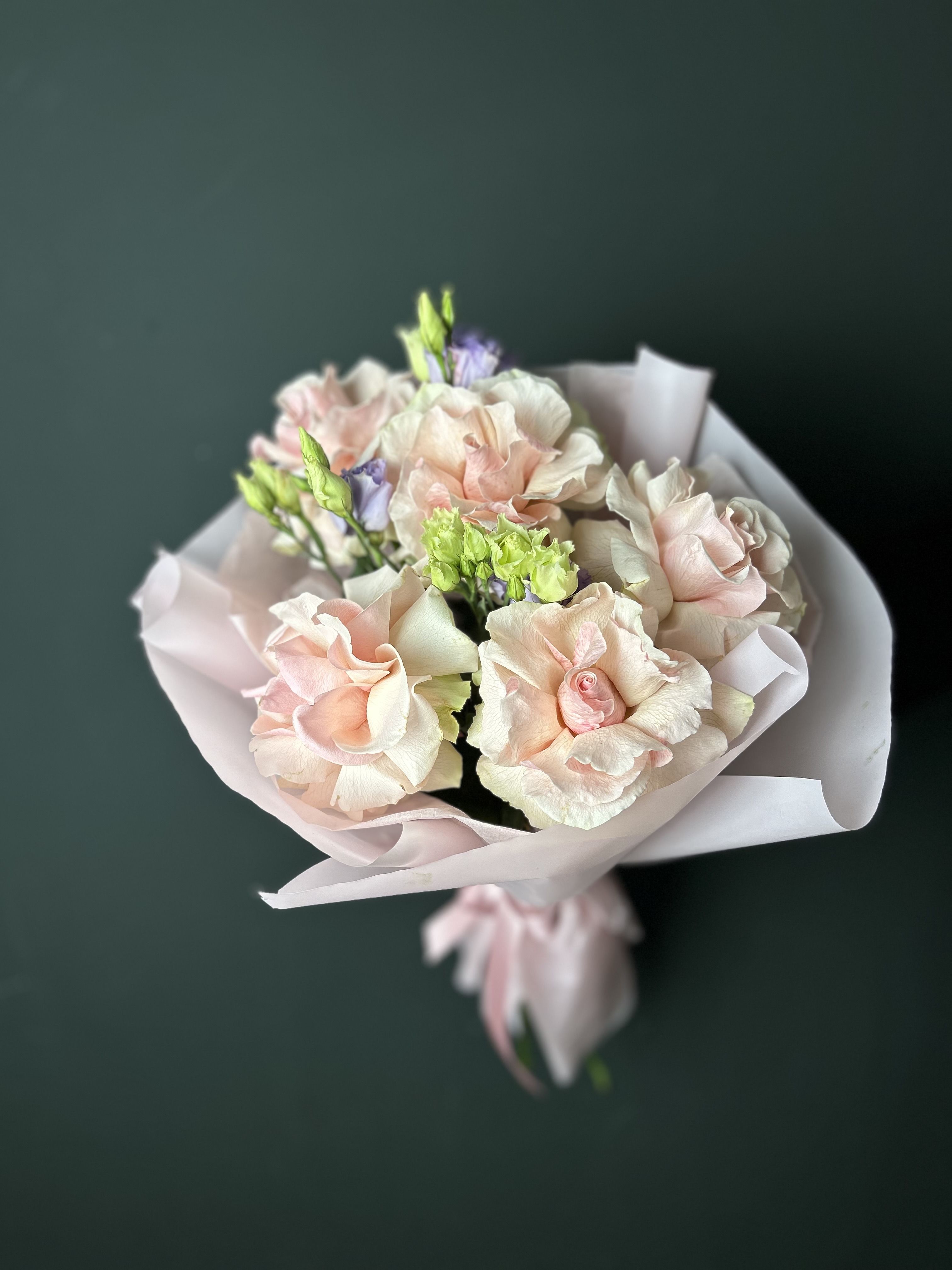

Букет Flowers из французских роз и лизиантусов 04-18, из роз и лизиантусов