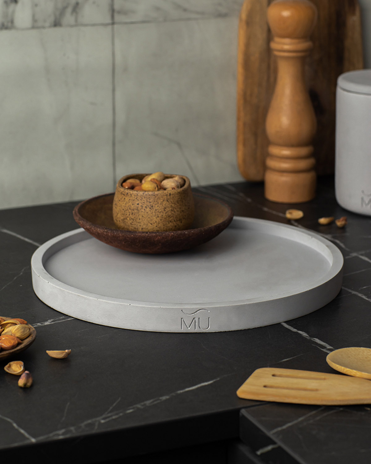 фото Поднос круглый кухонный musko home lora xxl, 30x30 см, бетон, серый матовый