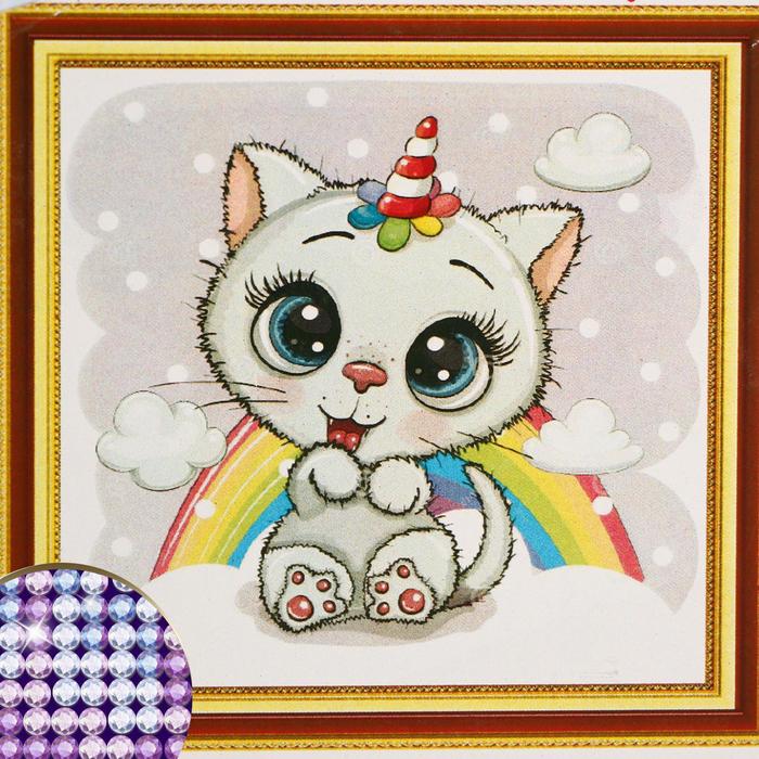 

Алмазная мозаика с частичным заполнением «Киска с рогом» 20×20 см, с рамкой на подставке