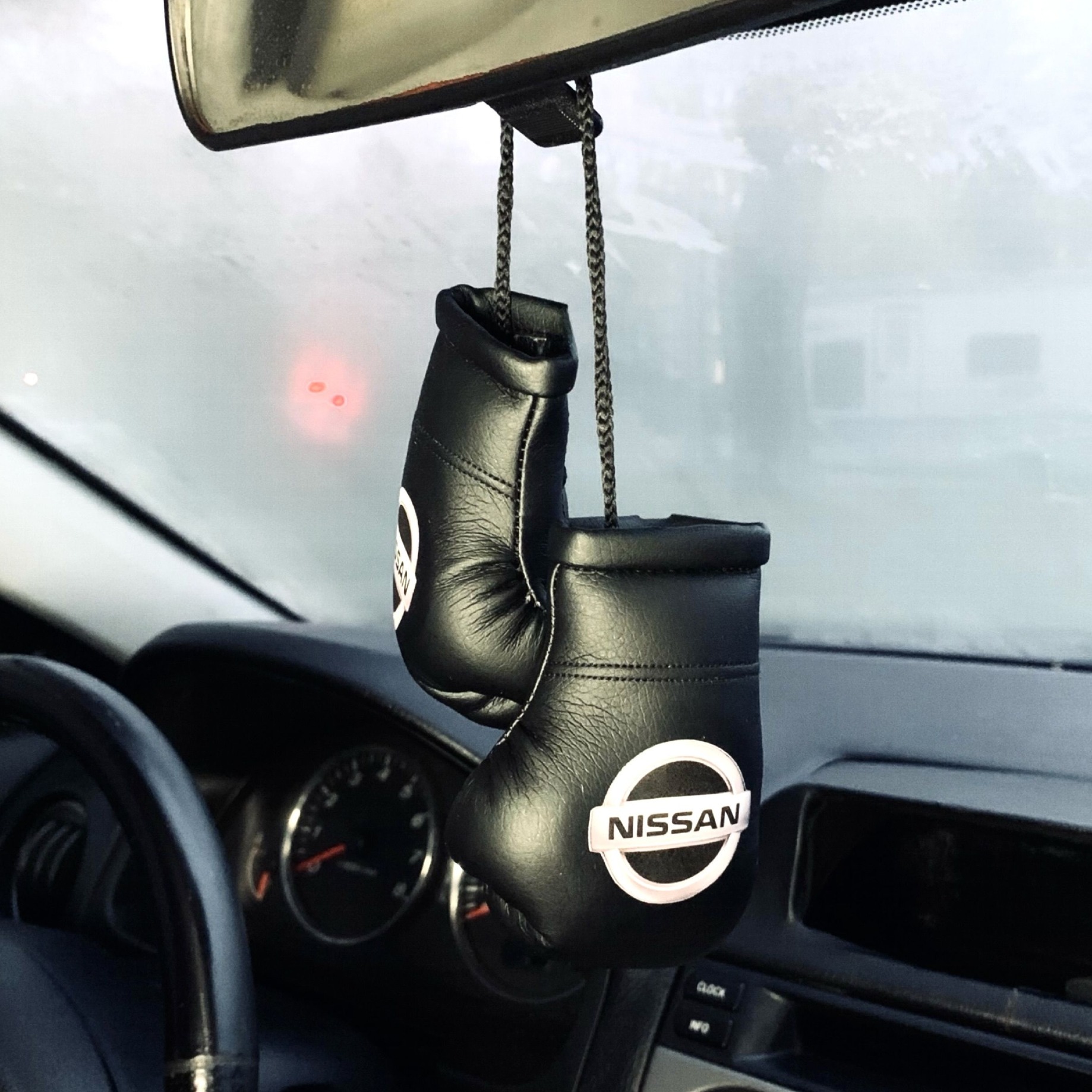 

Брелок автомобильный Перчатки боксерские с логотипом Nissan, Перчатки