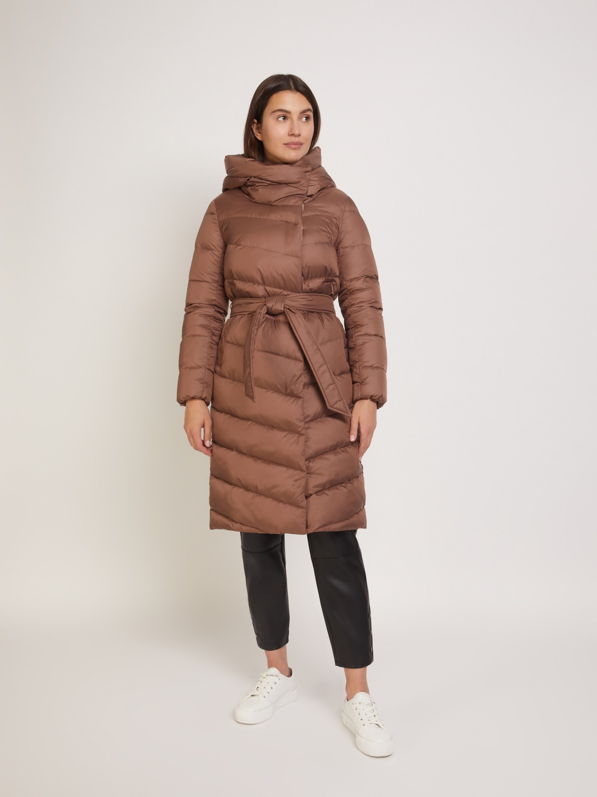 фото Утеплённое пальто с капюшоном и поясом zolla, цвет коричневый, размер l