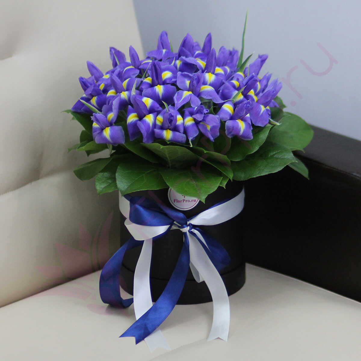 

Букет FlorPro 25 синих ирисов в шляпной коробке