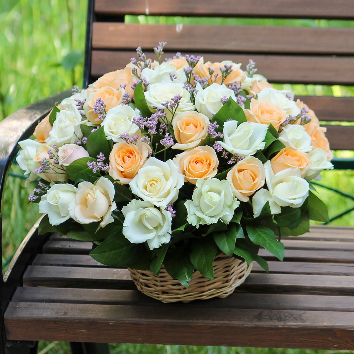 фото Букет florpro 51 белая и персиковая роза с зеленью в корзине