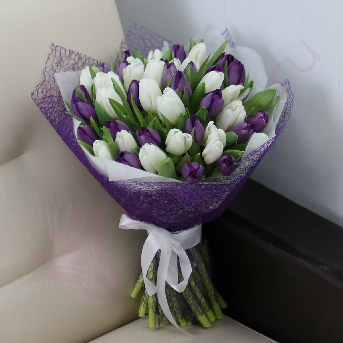 

Букет FlorPro 51 белый и фиолетовый тюльпан в упаковке