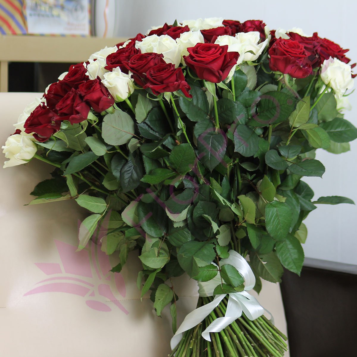 Букет FlorPro 101 белая и красная роза 60 см