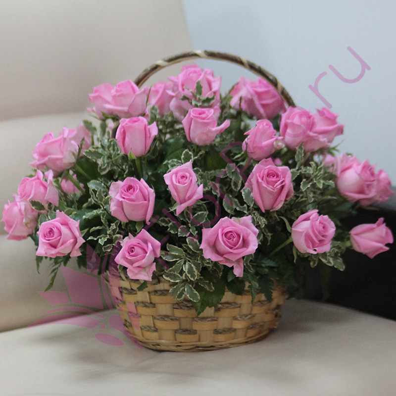 Букет FlorPro 35 розовых роз Ревиваль в корзине