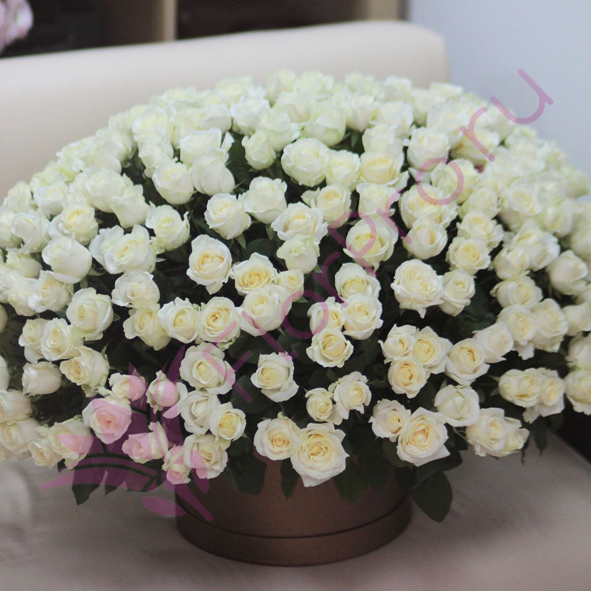 

Букет FlorPro 201 белая роза в шляпной коробке