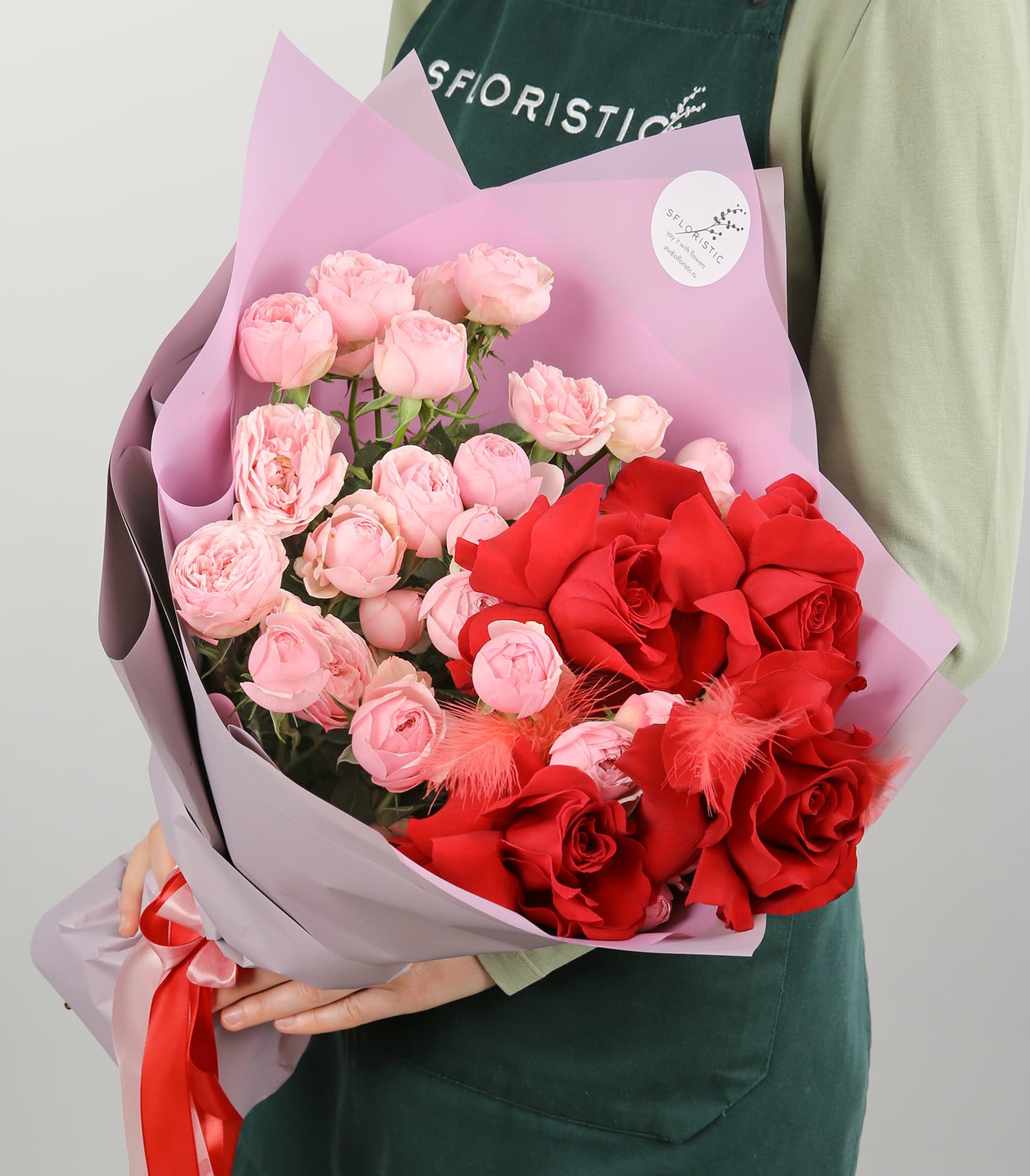 

Букет Studio Floristic Кустовые Розы Ароматные мечты красный