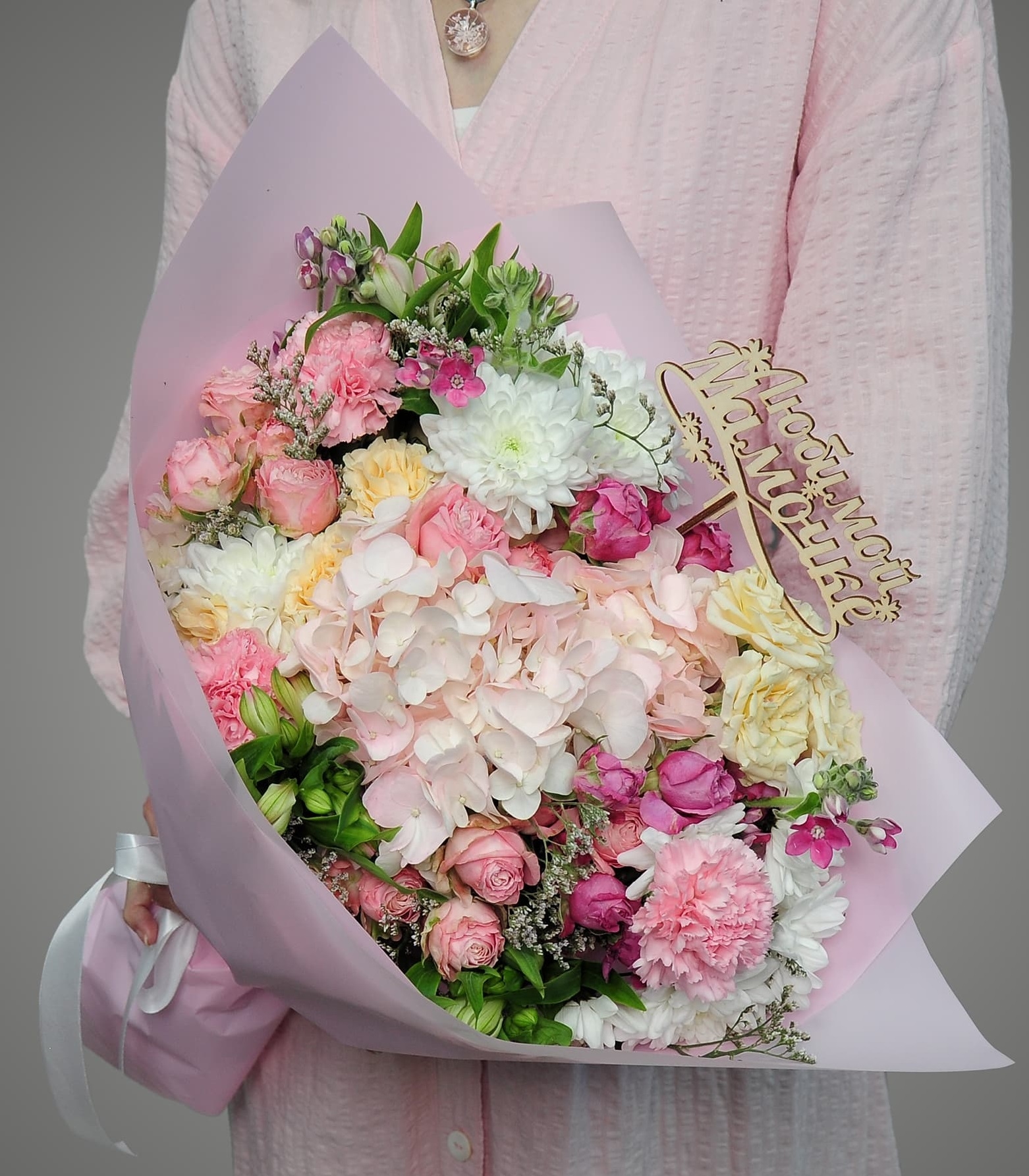 

Букет Studio Floristic из гортензии и кустовой розы 19 шт 45 см Ласковой розовый