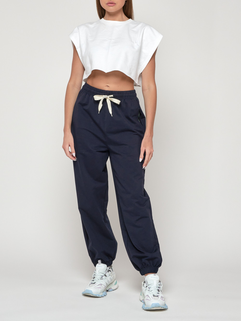 

Спортивные брюки женские NoBrand AD053 черные 46 RU, Черный, AD053