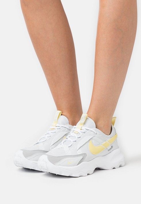 

Кроссовки женские Nike W Tc 7900 белые 41 EU (доставка из-за рубежа), Белый, W Tc 7900