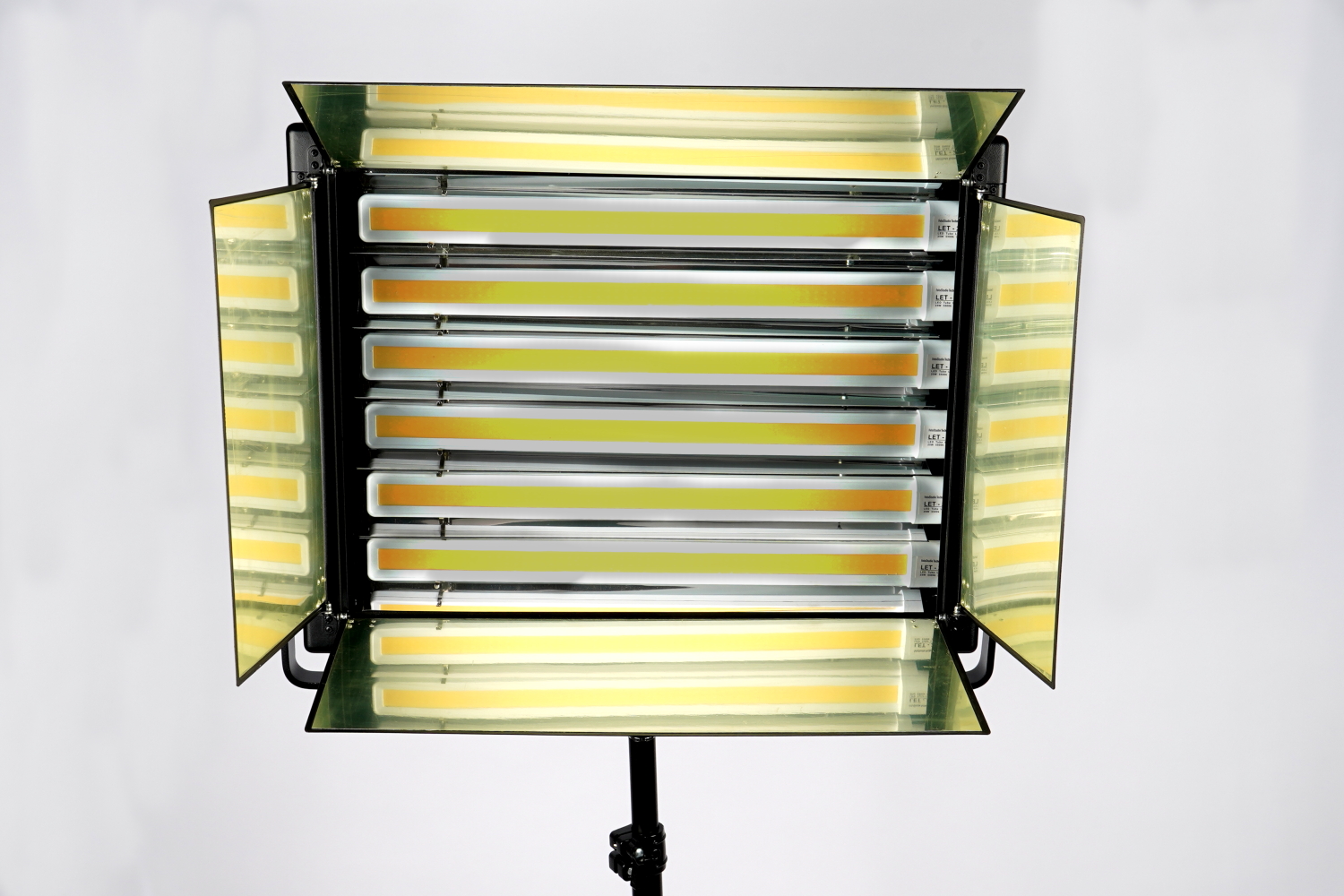 

Светодиодный осветитель FST DG-006LED