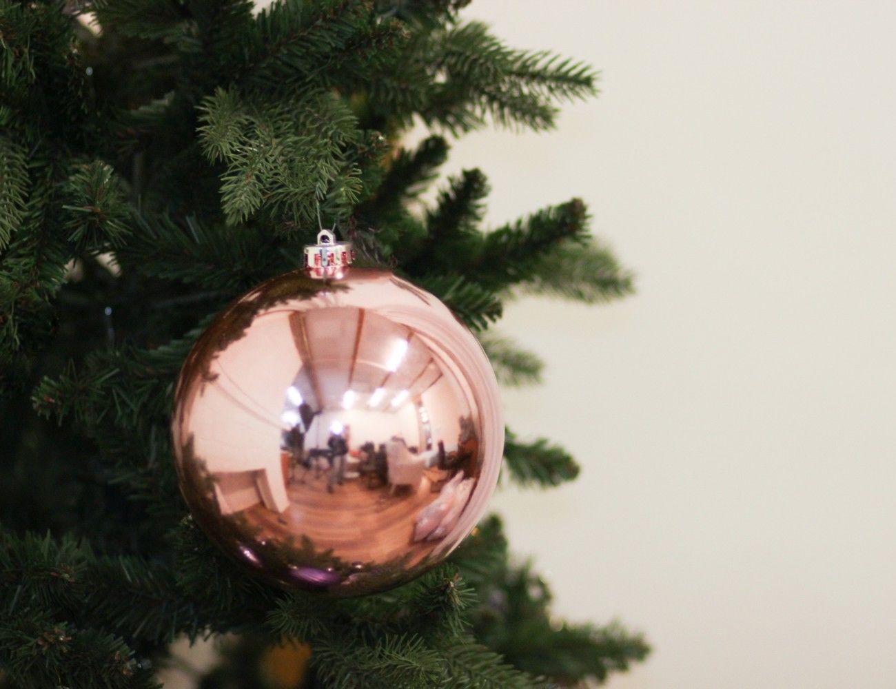 

Шар на ель Winter Deco Глянцевый 1082334-02 15 см 1 шт. розовый, 1082334-02