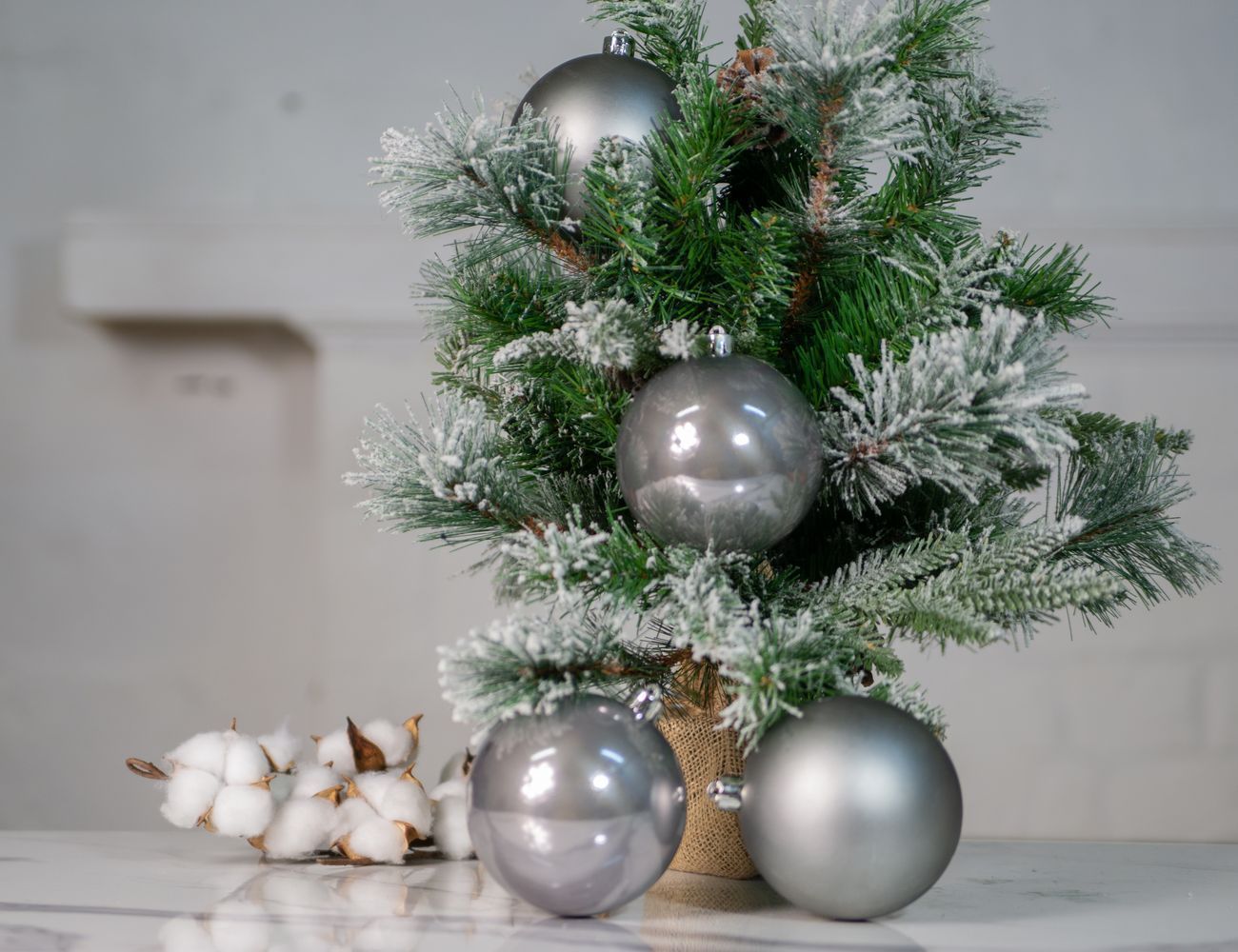 Набор однотонных пластиковых шаров, цвет: серый мрамор, 100 мм, 4 шт., Winter Deco
