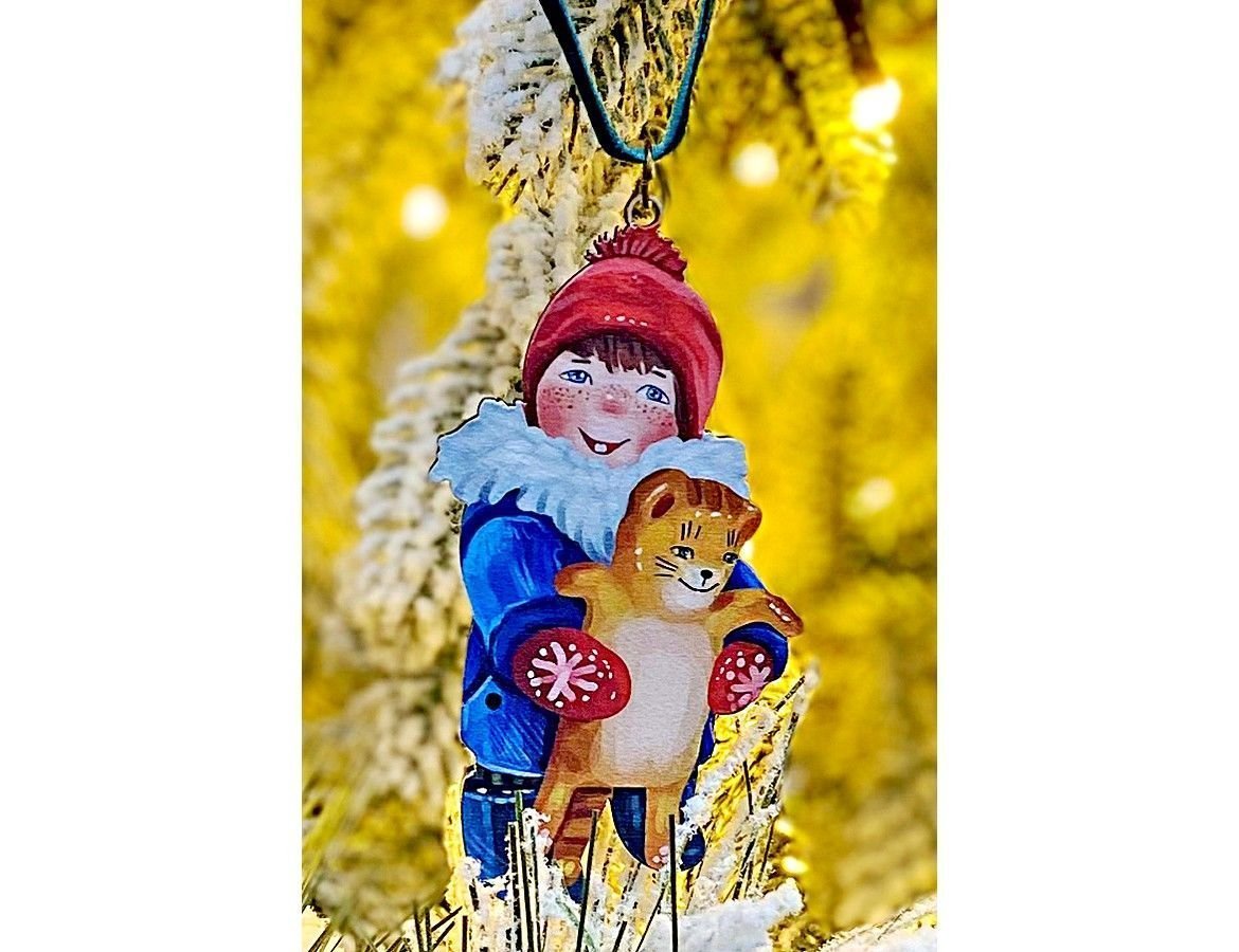 Елочная игрушка Мальчик с котом - Зимние Каникулы 10 см, дерево, подвеска, МанузинЪ