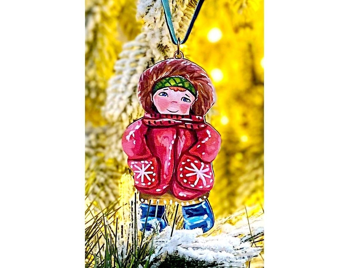 Елочная игрушка Девочка в шубке - Зимние Каникулы 10 см, дерево, подвеска, МанузинЪ