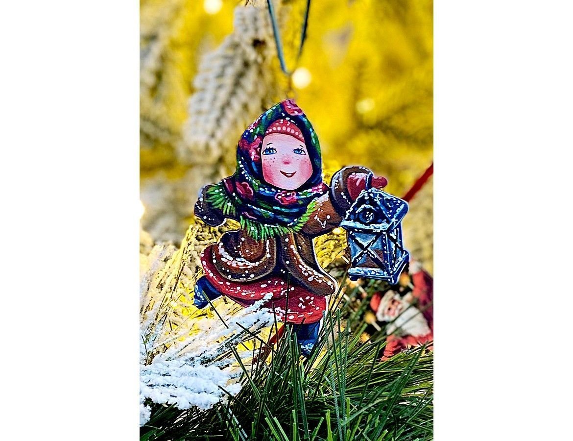 Елочная игрушка Девочка с фонариком - Зимние Каникулы 10 см, дерево, подвеска, МанузинЪ