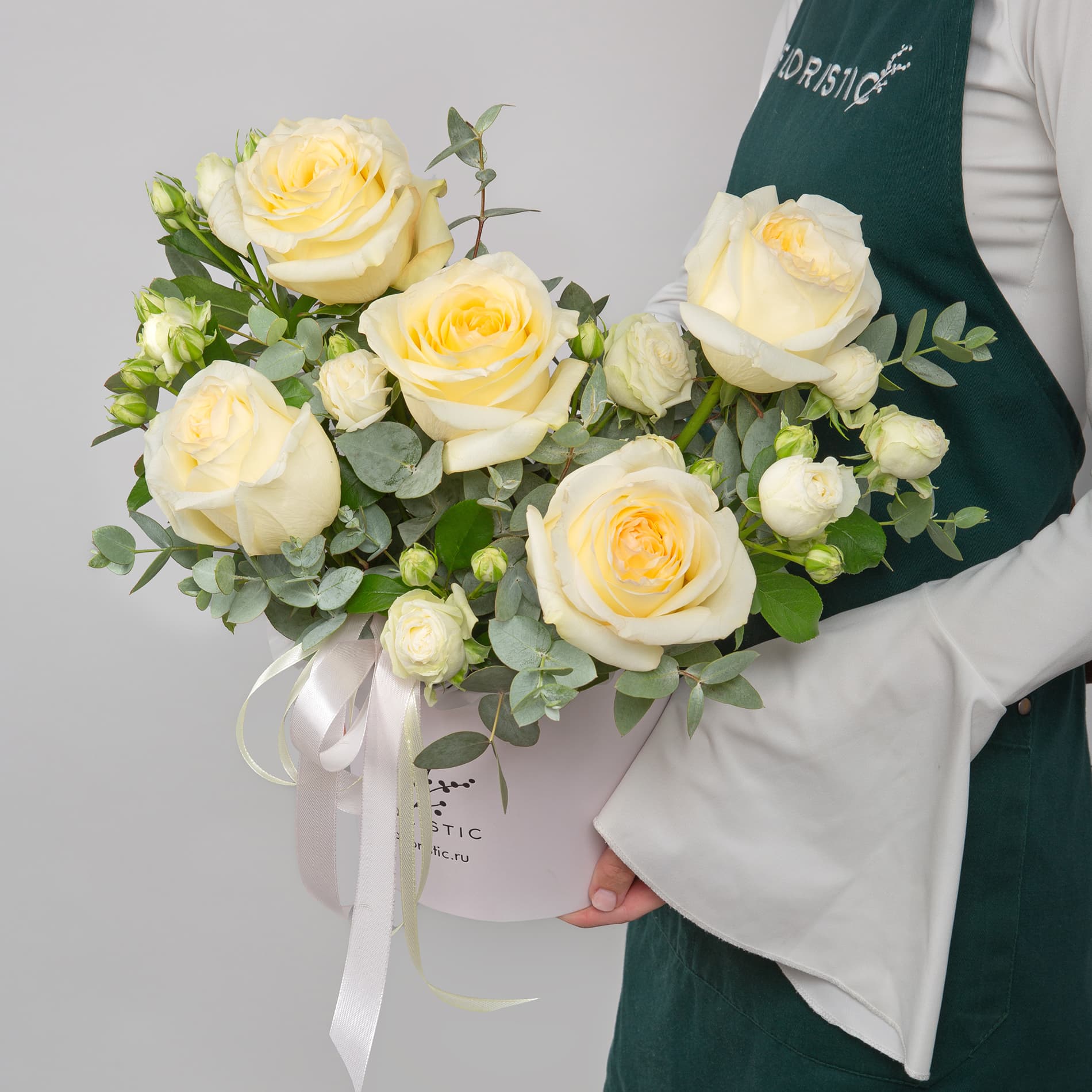 

Цветочная композиция Studio Floristic из роз 14 шт 50 см Светлый след кремовый