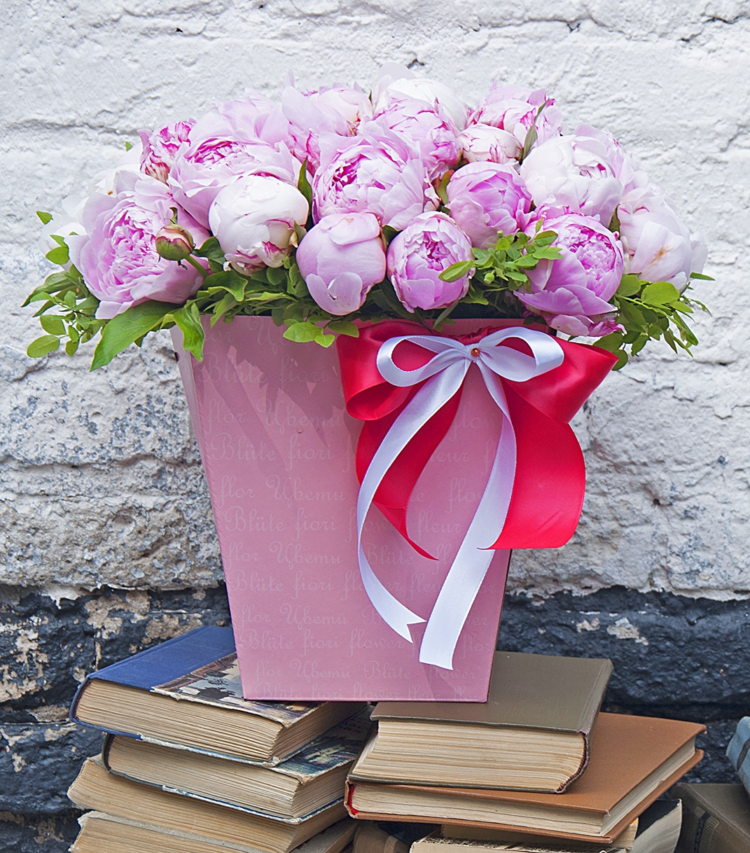 

Букет пионов 29 шт Sfloristic "Магия пиона" , 40 см , в шляпной коробке