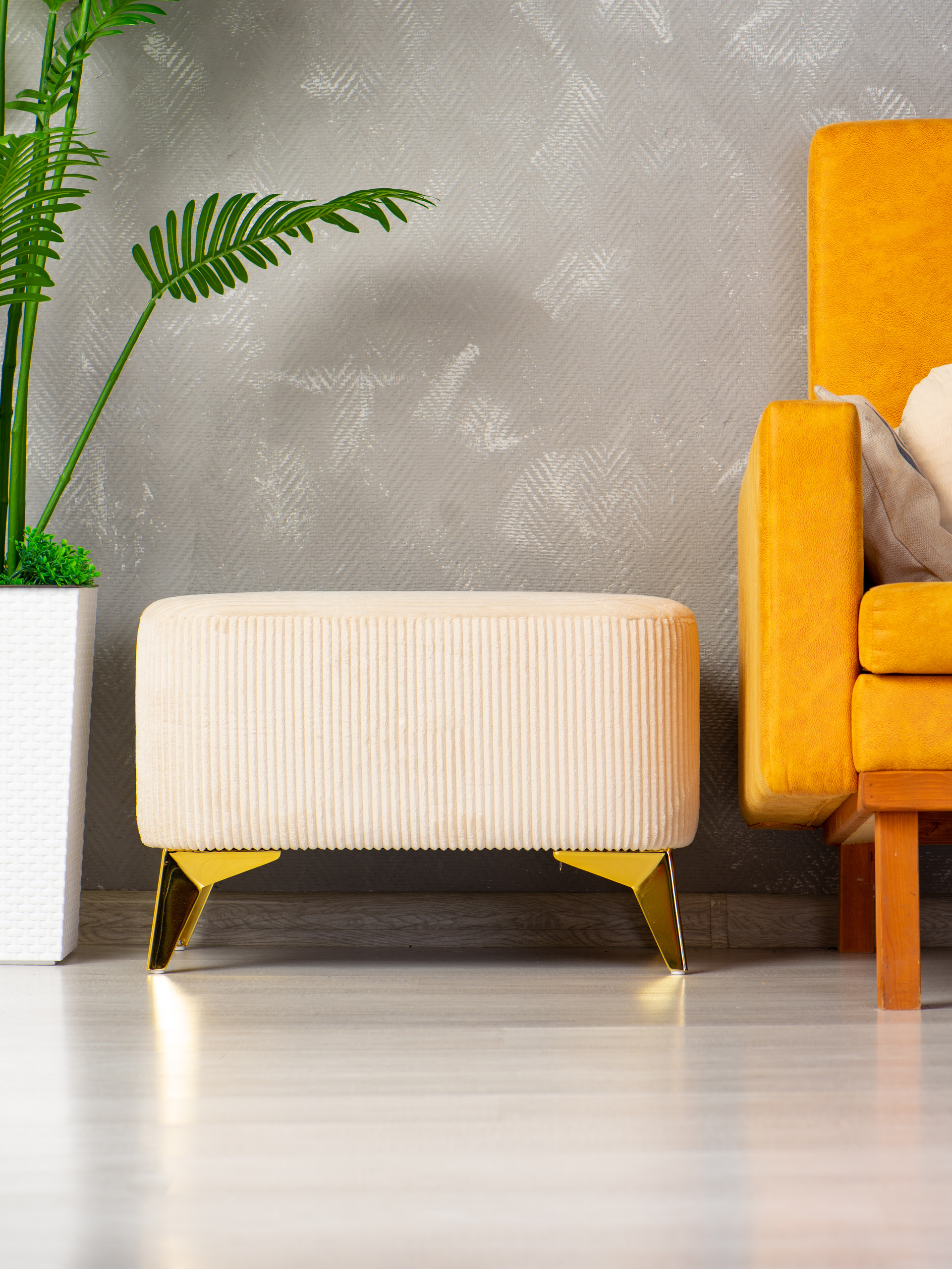 Пуфик для прихожей ИнтерьеРРо Монца, бежевый с золотыми ножками