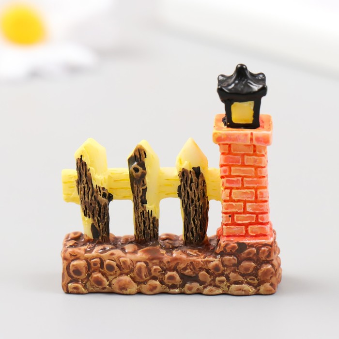 

Фигурка для флорариума полистоун "Забор с фонариком" 4,4х4,7 см, Разноцветный