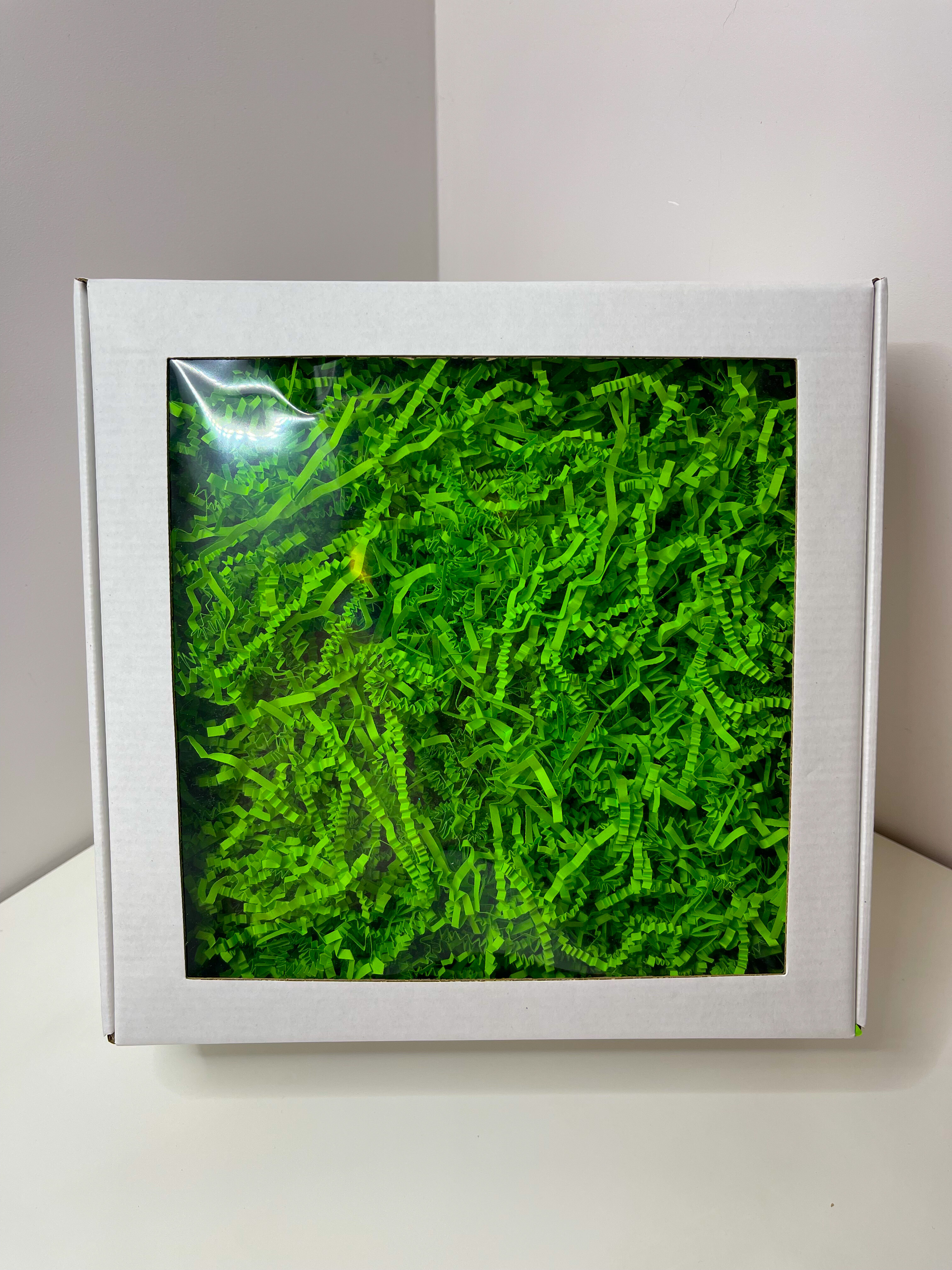 Подарочная коробка с окном белая с зелёным наполнителем (25*25*10) Dreams. korob_0906