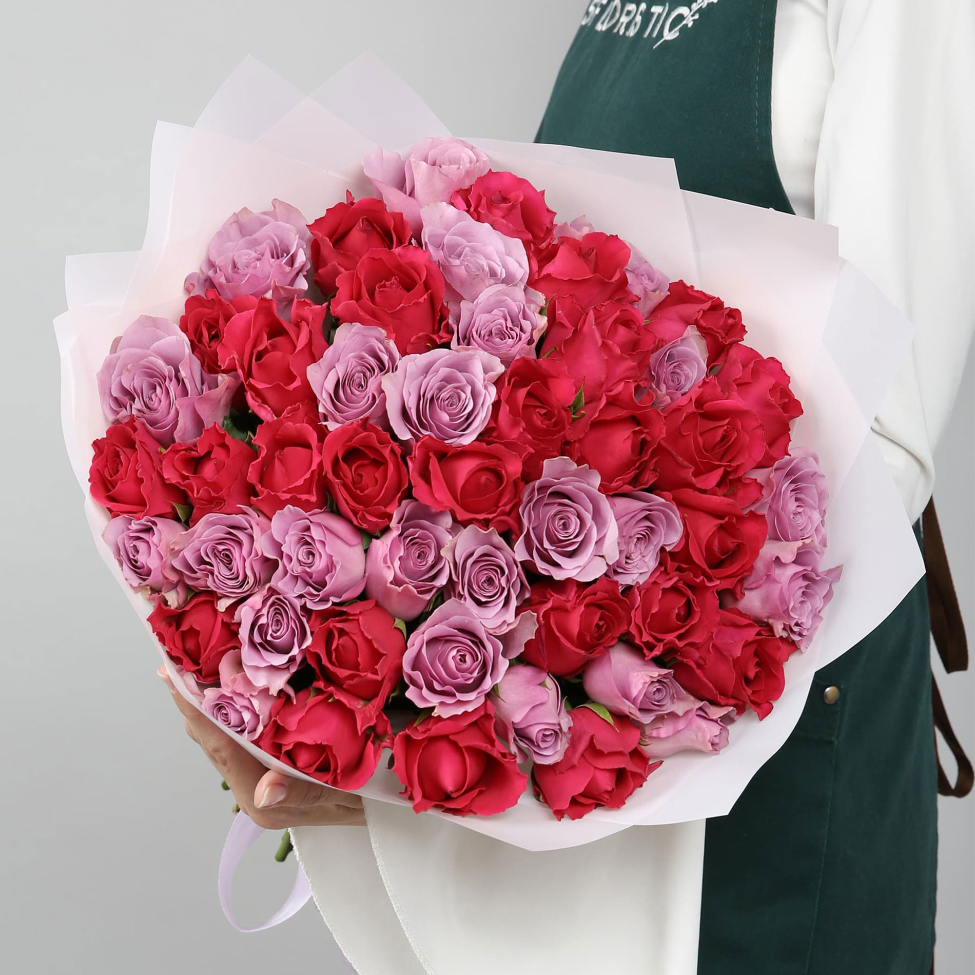 

Букет Studio Floristic роз 51 шт 40 см Сказка из роз разноцветный