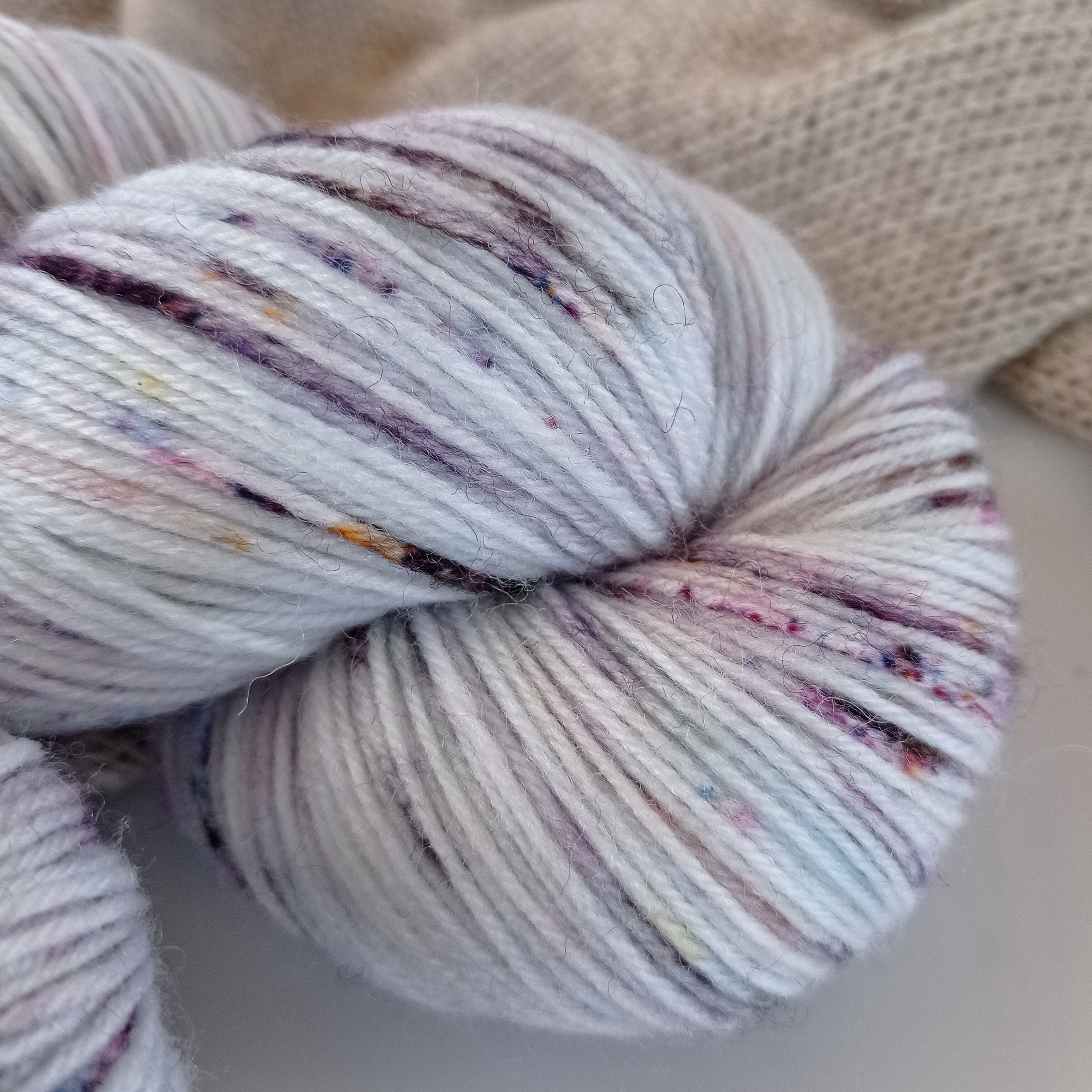 Носочная пряжа Wonder Yarn 75 % шерсть меринос 25 % полиамид, 420м/100г, лунная призма