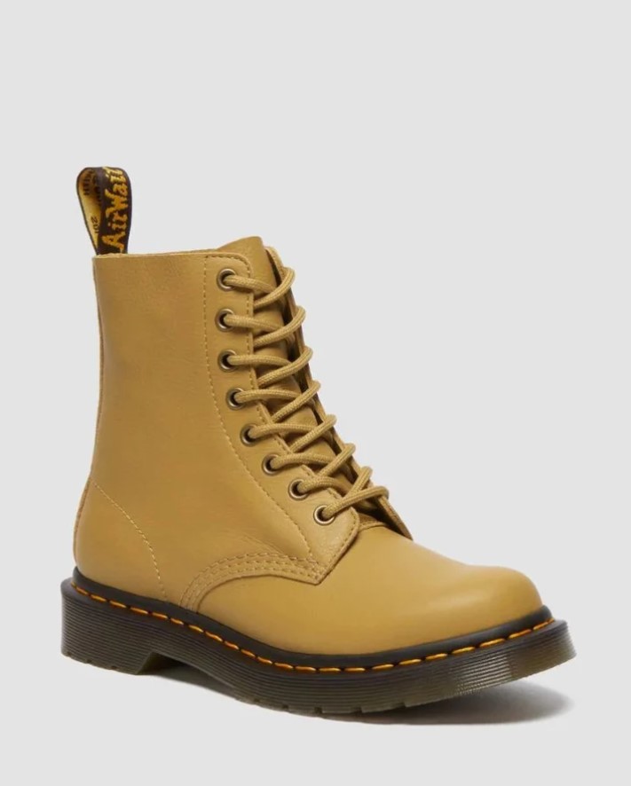 Ботинки женские Dr. Martens 30920776 бежевые 42 EU