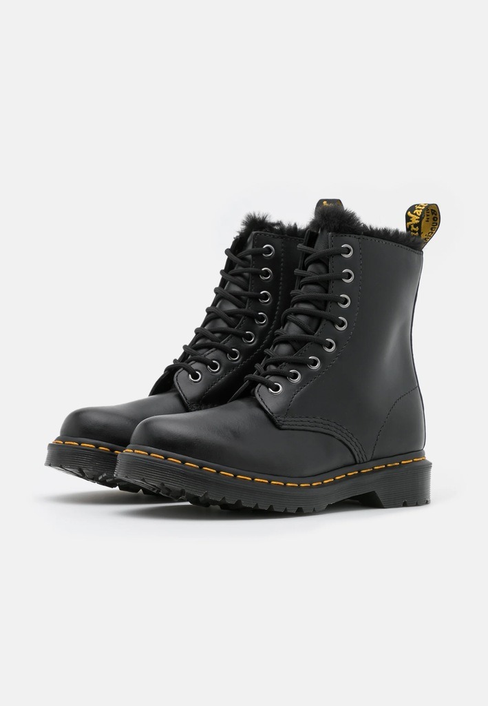 Ботинки женские Dr Martens 26238021 черные 36 EU 22110₽