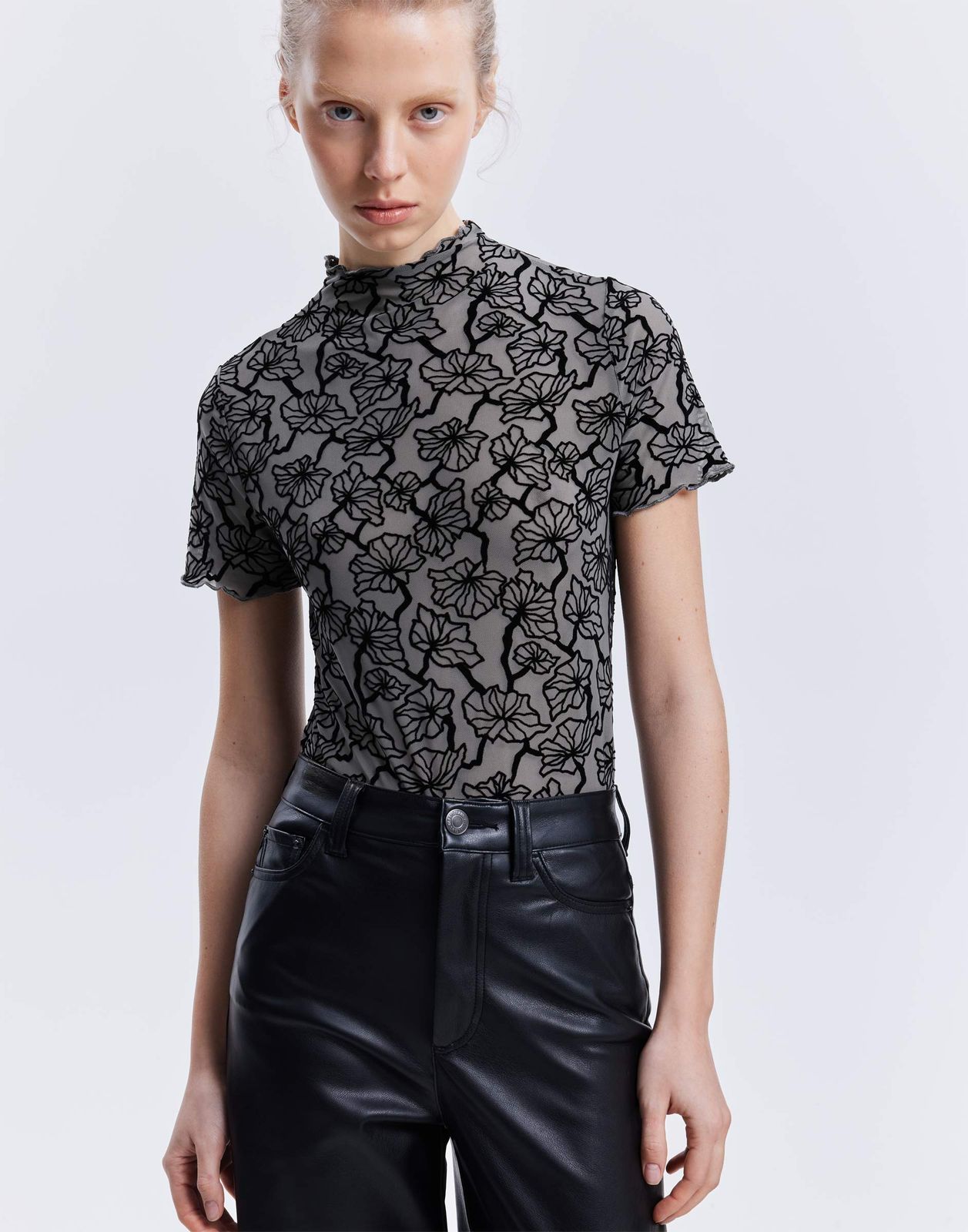 

Футболка женская Gloria Jeans GKT025813 серый XS/164, GKT025813
